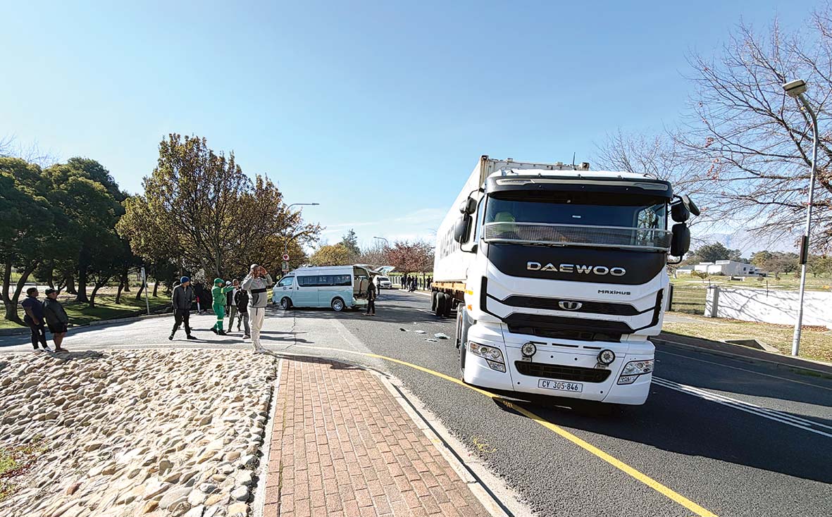 Taxis wat pad versper beskadig na Nyala hulle tref