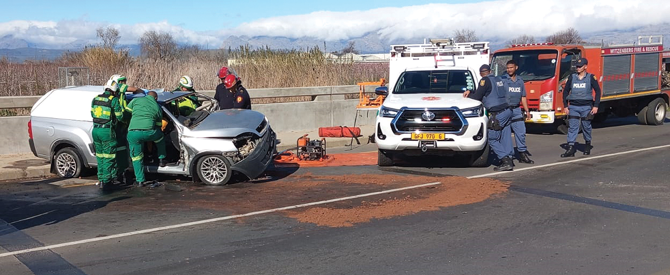 Vrou (58) sterf na bakkie brug tref en rol