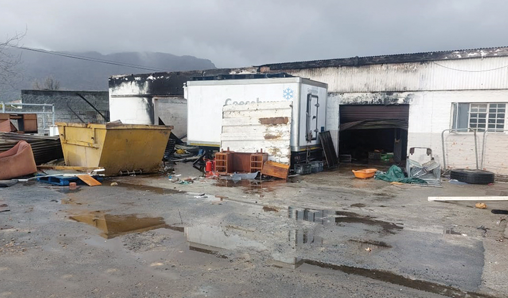 Brand verwoes twee store op Ceres