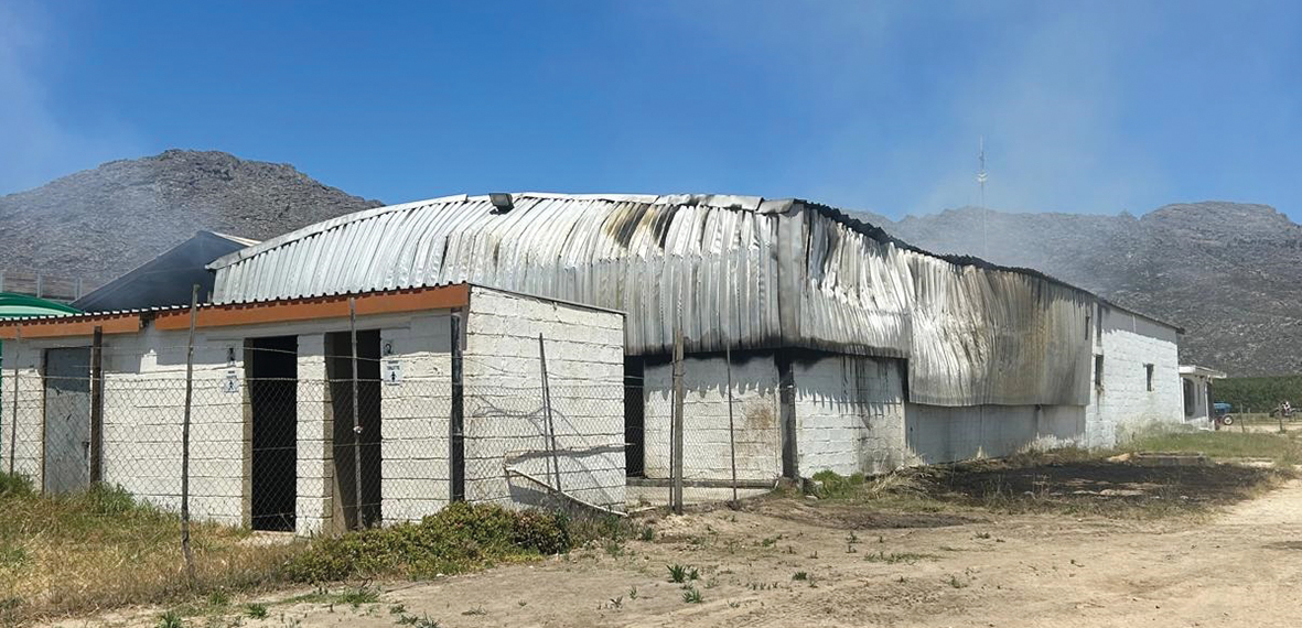 Brand verwoes stoor en implemente