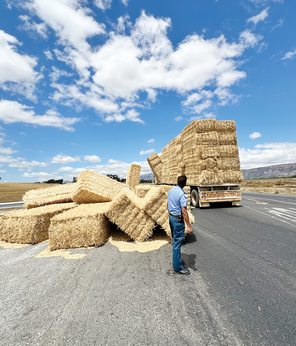 Hooibale val af toe vragmotor afdraai