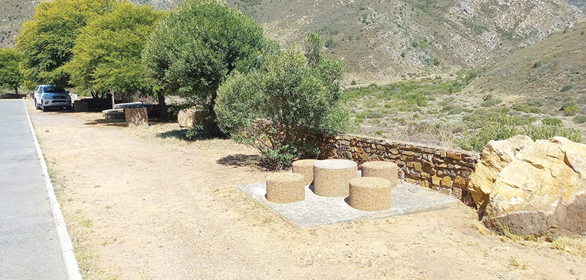 Motoriste gooi vullis uit in bergpas