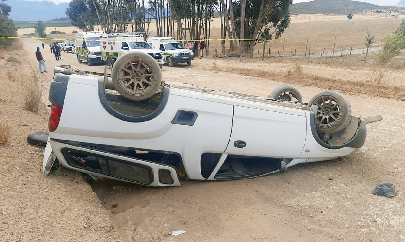 Man (30) sterf na bakkie rol