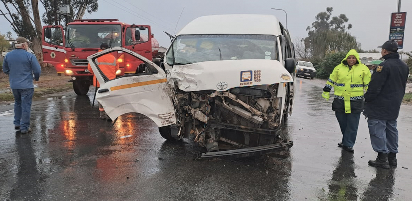 Vragmotor en minibus taxi bots