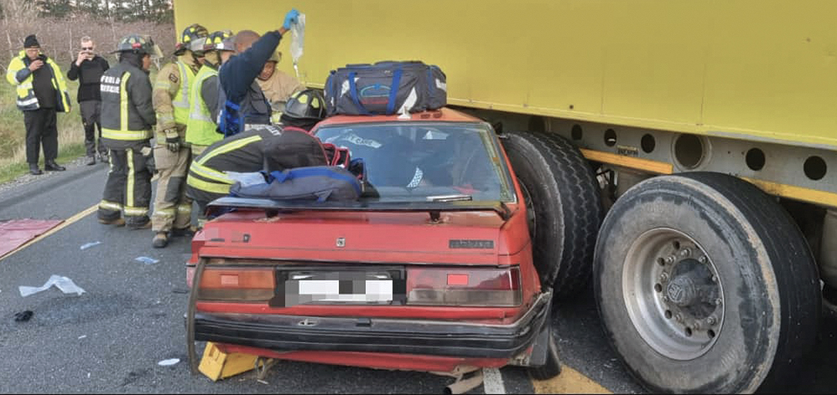 Motorbestuurder sterf na hy onder vragmotor inry