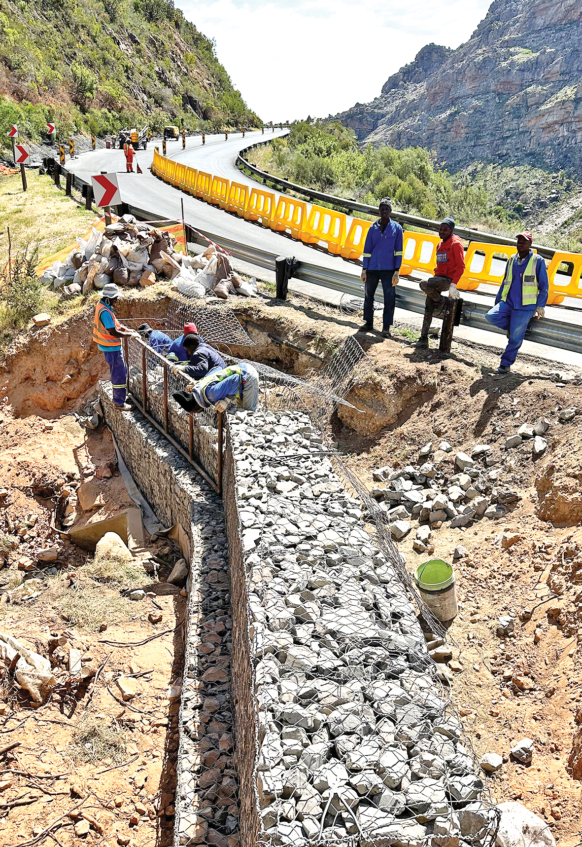 Herstelwerk begin om pad by treinspoor reg te maak