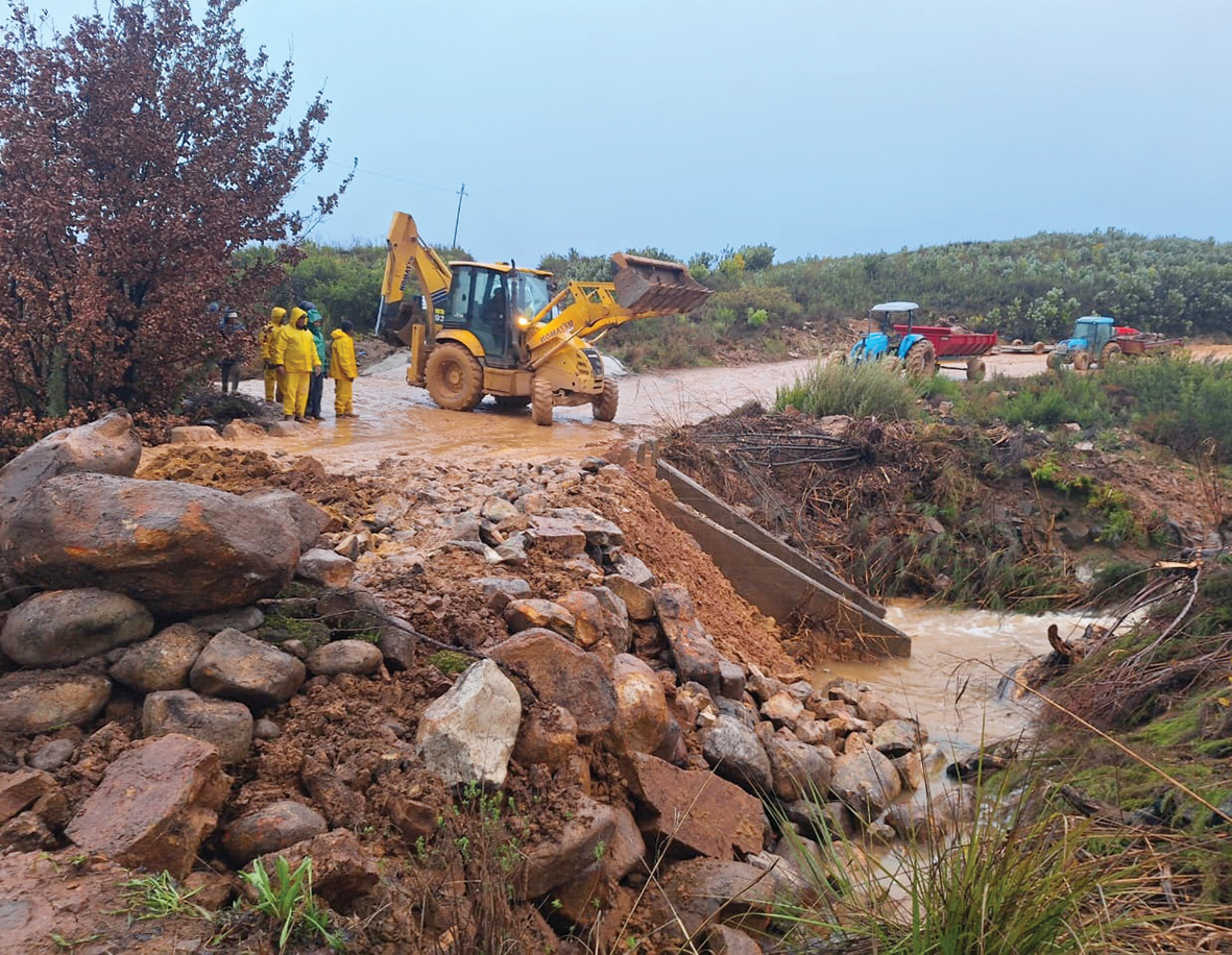 Dam loop oor, meer as 350 mm in twee weke gemeet