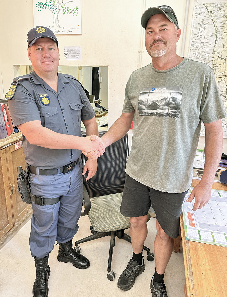 Polisielid red vriend se lewe