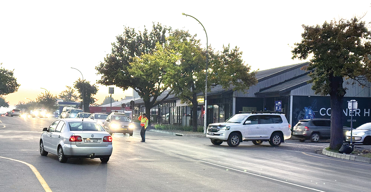 Verkeersdienste help by besige kruisings