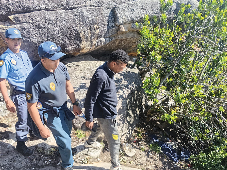 Vier verdagtes bly in aanhouding