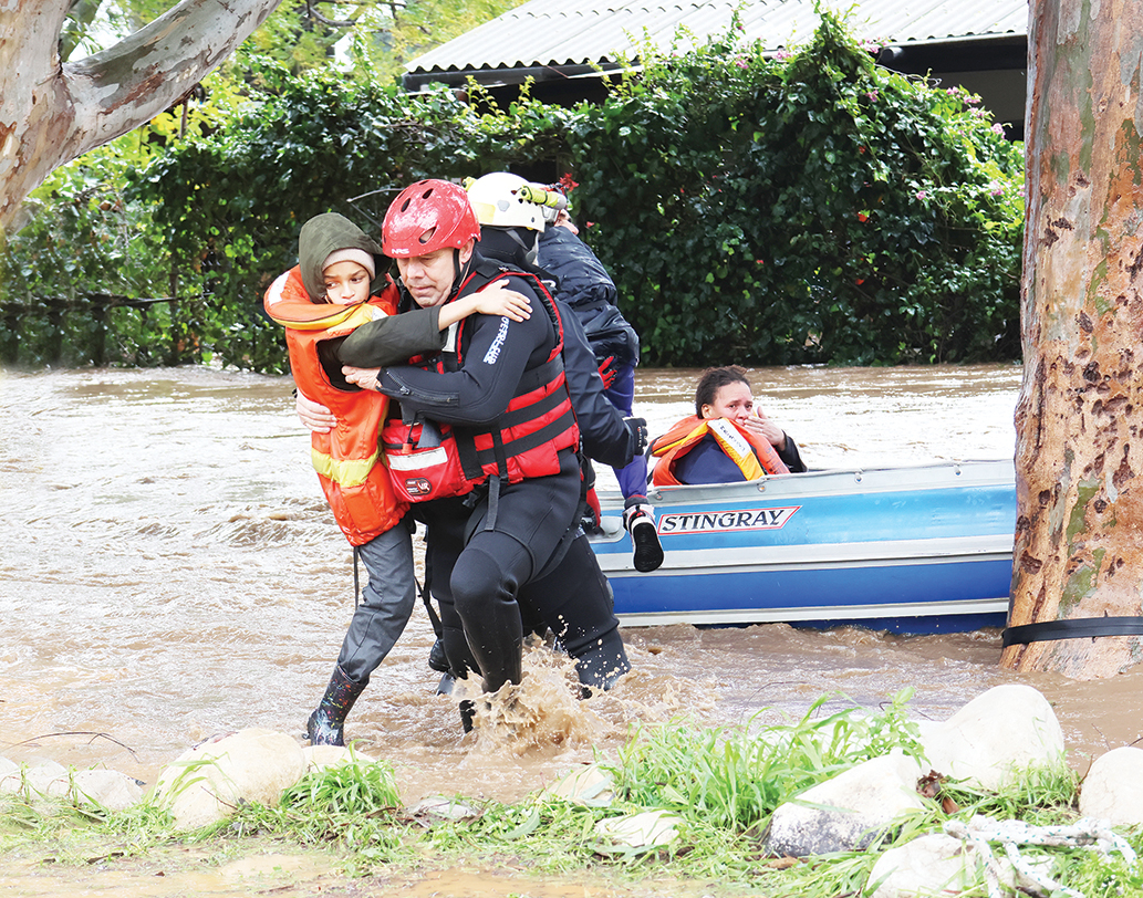 Vloedwater druis by huise verby